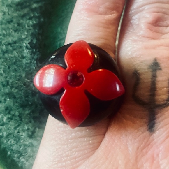 Pretty Lucite Ring-Size 6 - Picture 3 of 4